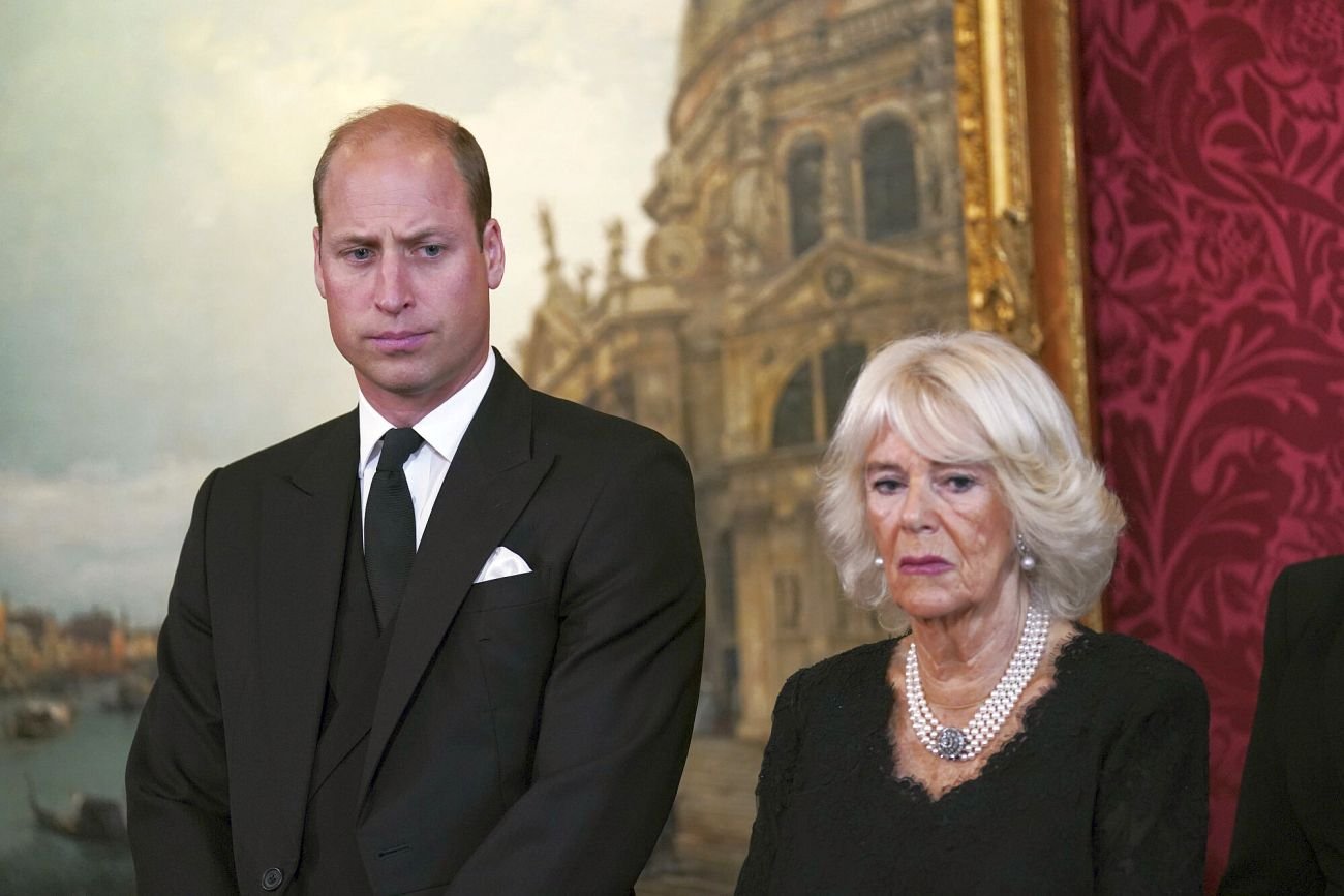 Następca brytyjskiego tronu, książę William (na zdjęciu z małżonką króla Karola), stał się właśnie właścicielem m.in więzienia