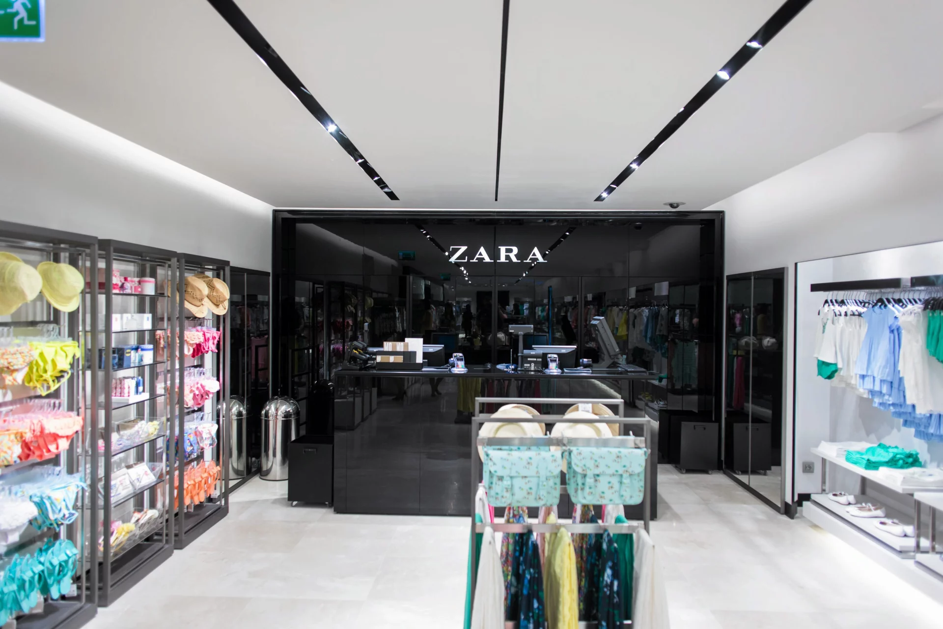 Zara to jeden z najpopularniejszych sklepów odzieżowych w Polsce, mimo że jest wyraźnie droższa od większości sieciówek