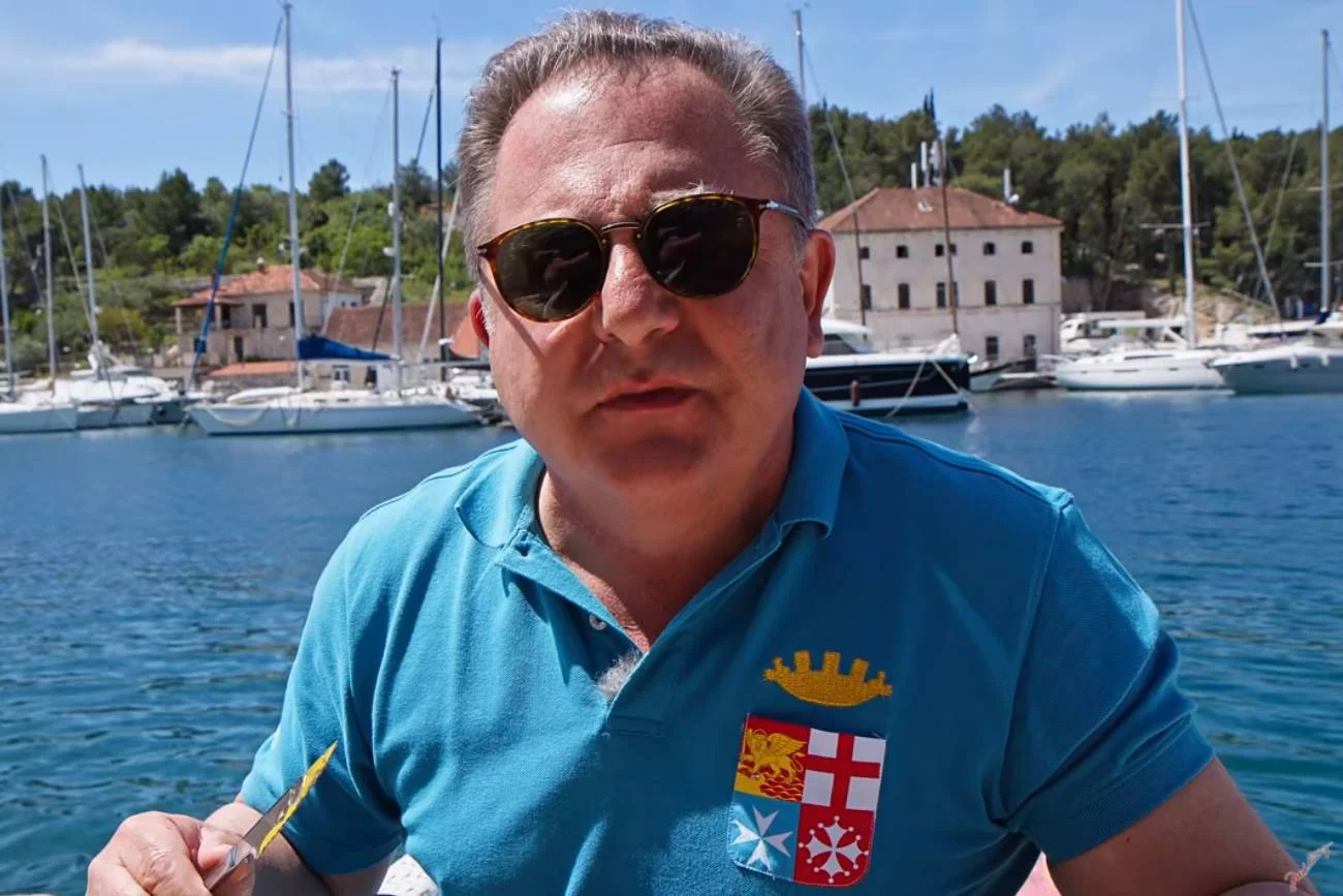 Robert Makłowicz z nożem podczas kręcenia jednego z odcinków swojego programu
