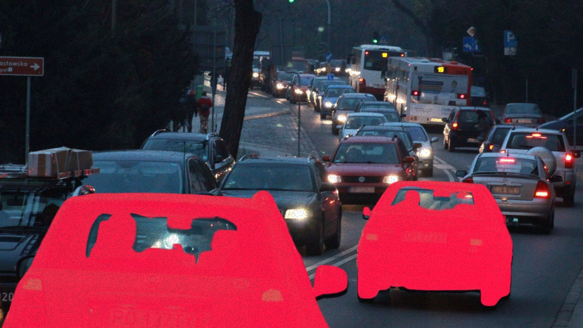 Czas na coroczne świąteczne zatory. Yanosik przygotował prognozę ruchu Samochody stojące w korku. Yanosik prezentuje prognozę ruchu na Wszystkich Świętych.