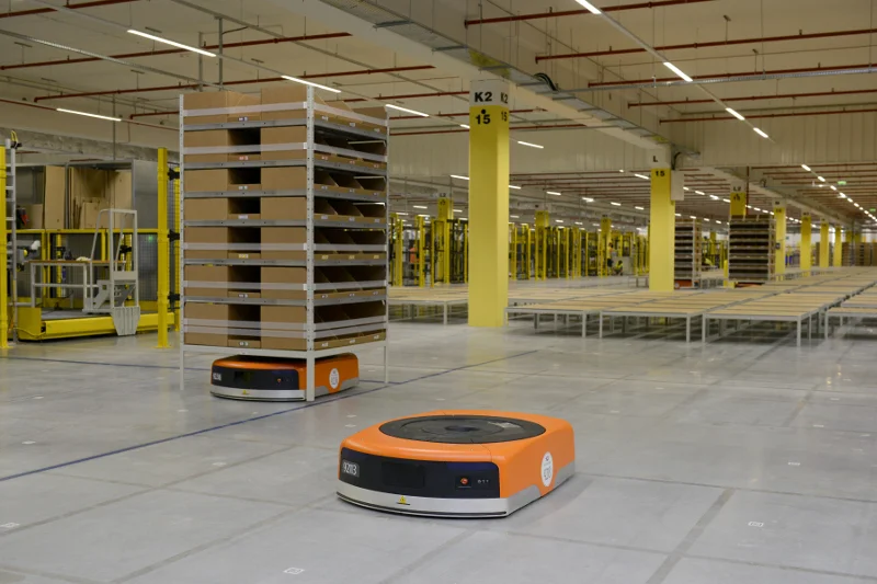 Roboty mogą być wykorzystywane np. do transportu ciężkich regałów.