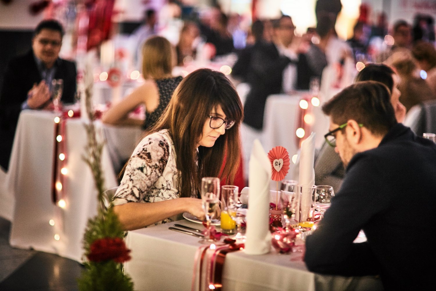 O wiele częściej zdradzają kobiety, które przed ślubem miały niewielu partnerów.