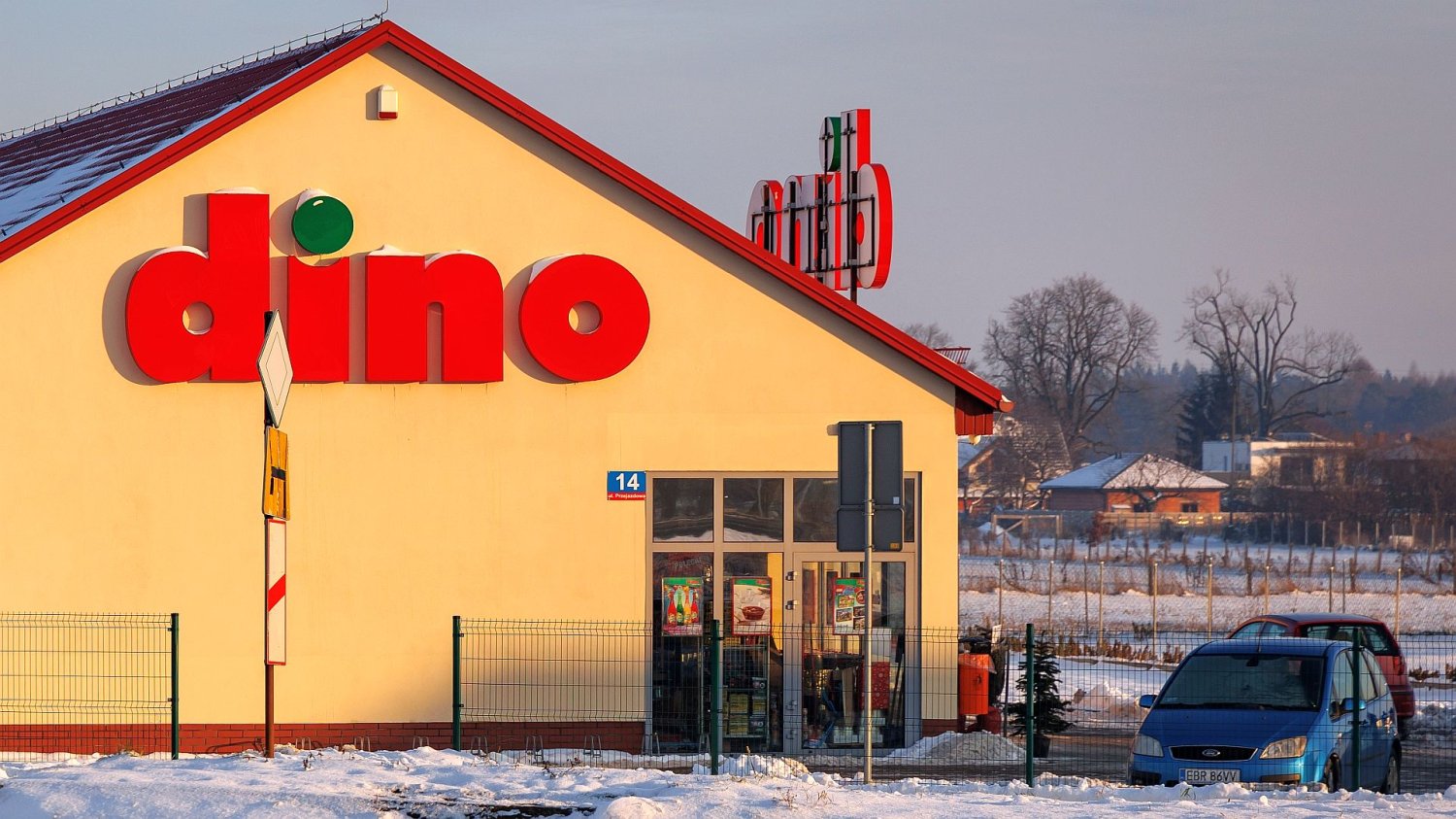 Dino pod lupą Inspekcji Pracy. Gra na zwłokę, gdy pracownicy zamarzają na kasach sklep sieci Dino