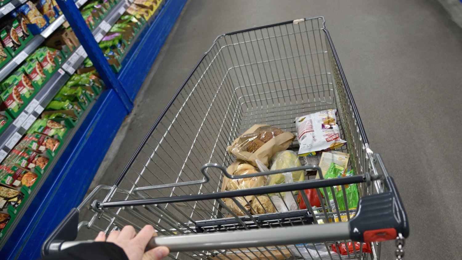 Wózek w sklepie.