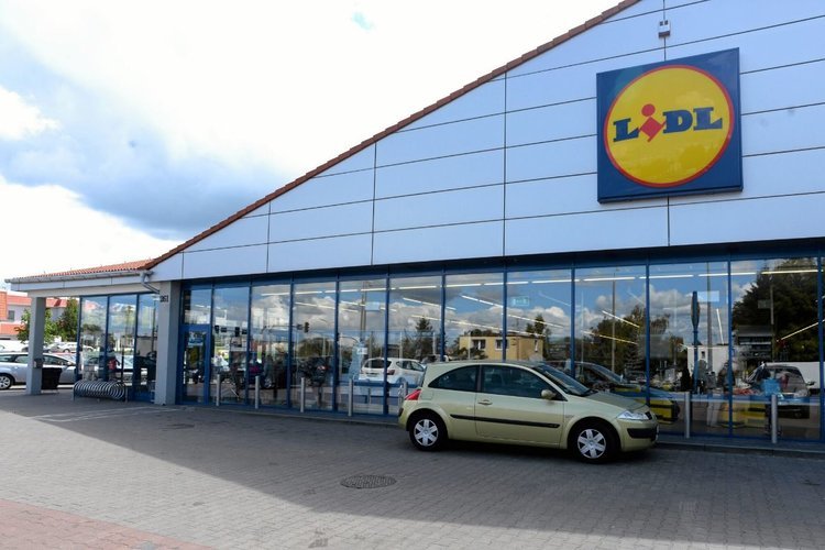 Sieć Lidl wycofuje ser, który posiada niebezpieczne bakterie. jest to skutek badań Głównego Inspektoratu Sanitarnego.