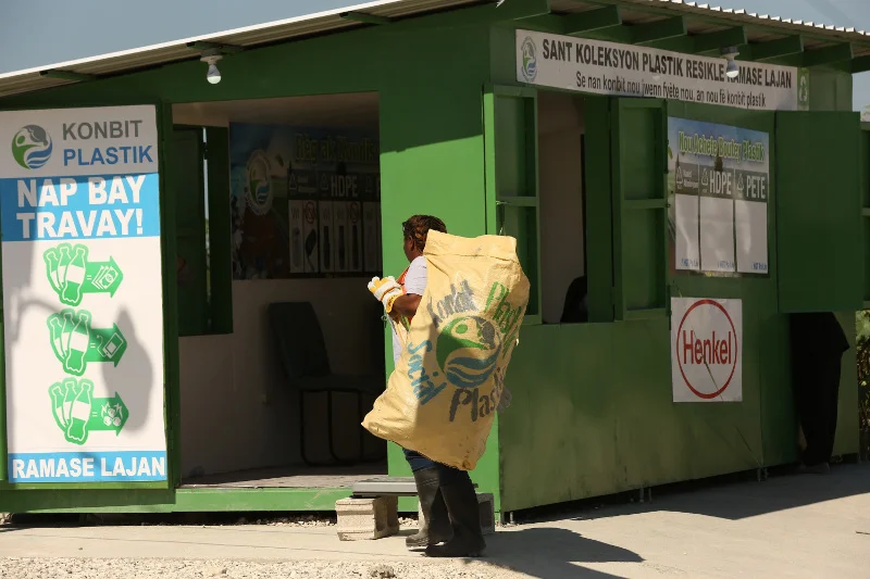 Plastic Bank - celem organizacji, z którą współpracuje Henkel, jest upowszechnienie skupu „plastiku".