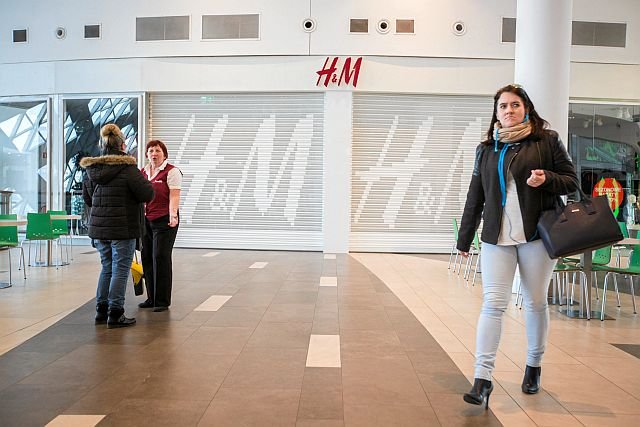 H&M musi szybko zorganizować wielkie wyprzedaże - w magazynach firmy zalega odzież o wartości 4 mld dolarów.