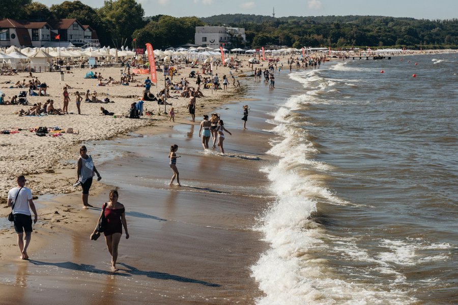 W Sopocie tłumów nie ma, z powodu sinic odwołano też wyścigi pływackie. W takich miejscowościach straty finansowe będą największe.