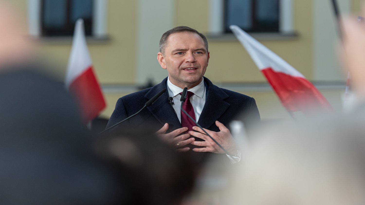 Prasa: Polska na rozdrożu w sprawie Grenlandii. Karol Nawrocki podczas przemówienia. Prasa: Polska na rozdrożu w sprawie Grenlandii.