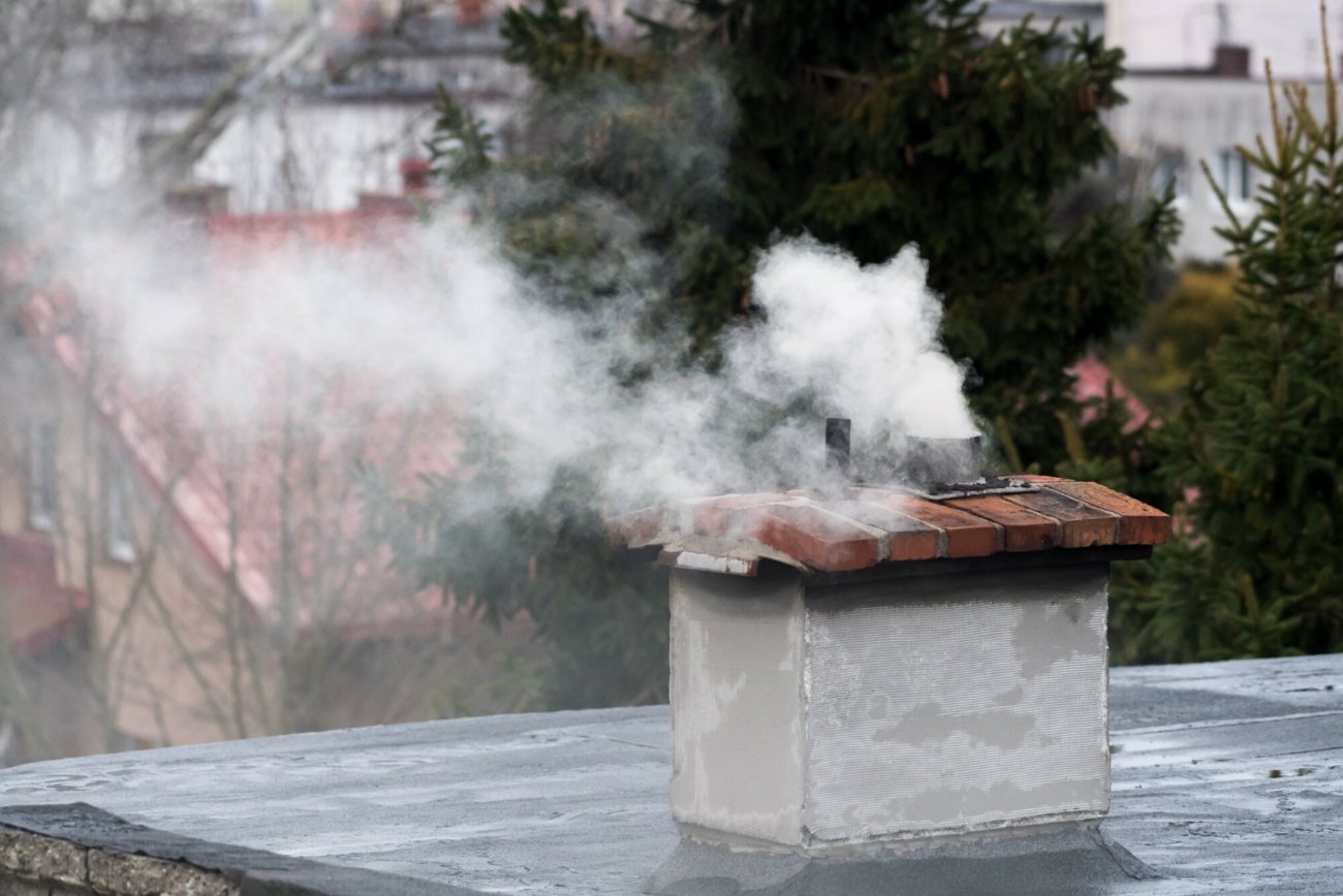 Dym unoszący się z komina