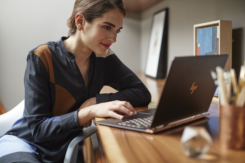 HP Spectre Pro 13 G1 to lekki i wydajny laptop łączący w sobie nowoczesne technologie z eleganckim designem