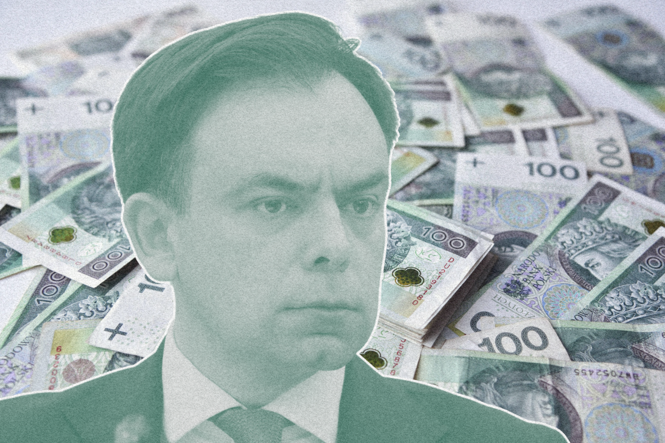 Andrzej Domański na tle banknotów.