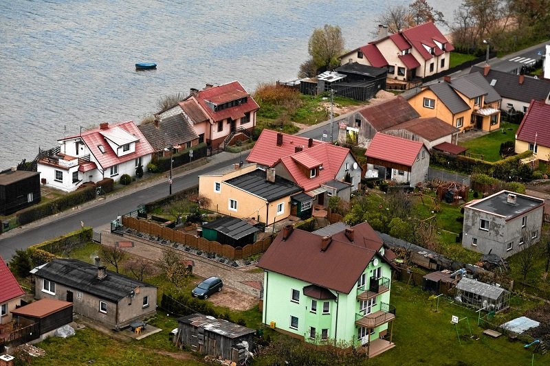 Osiedle domków na Helu. Każdy domek inny, dużo tzw. gargameli.