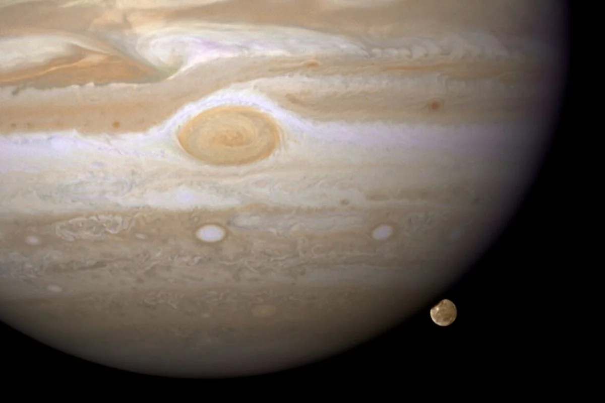 Dzięki misji JUICE (JUpiter ICy moons Explorer) naukowcy chcą dowiedzieć się, dlaczego na lodowych księżycach Jowisza można znaleźć płynną wodę.