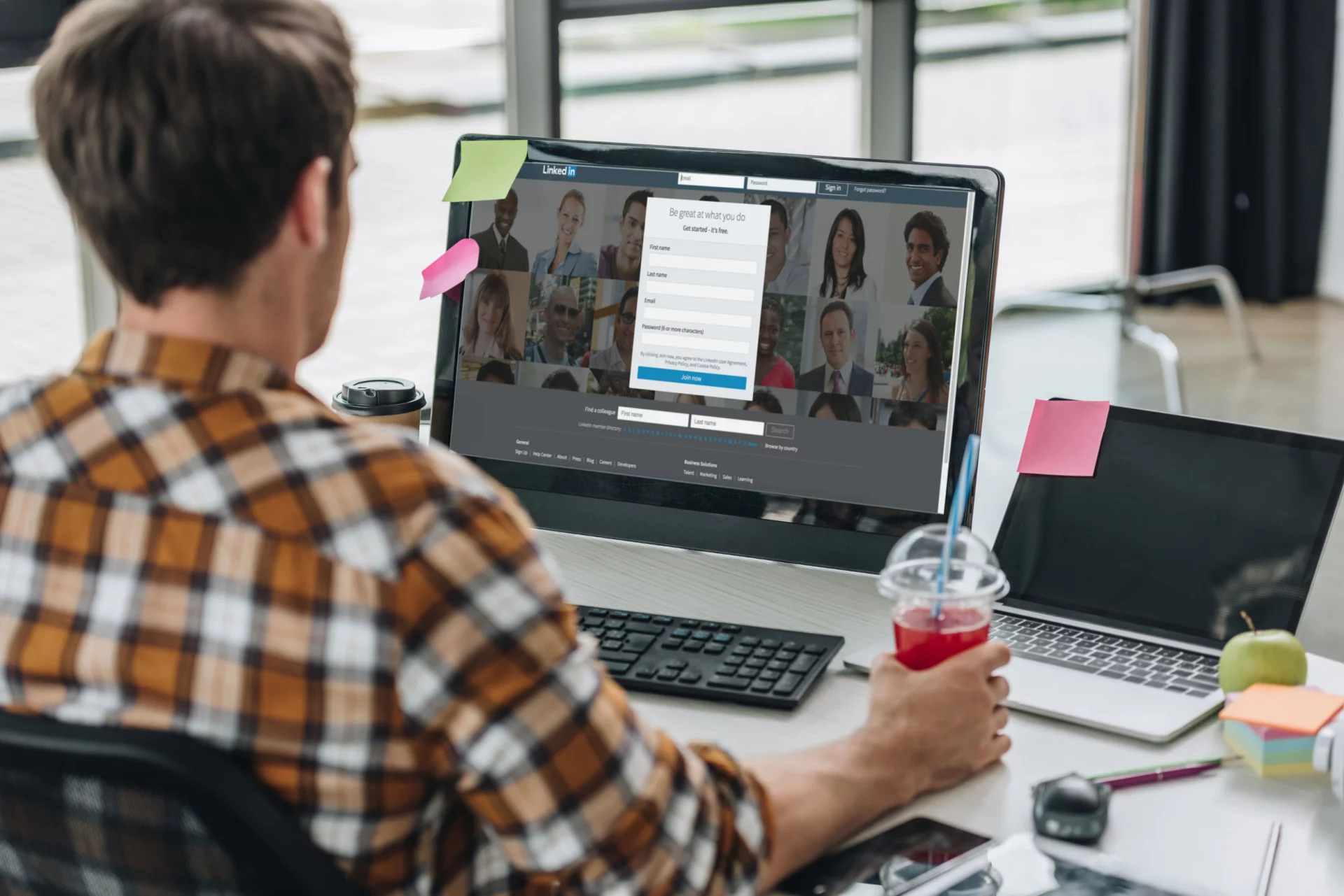 LinkedIn według nowej polityki zachęca do przyjmowania zaproszeń od nieznajomych.