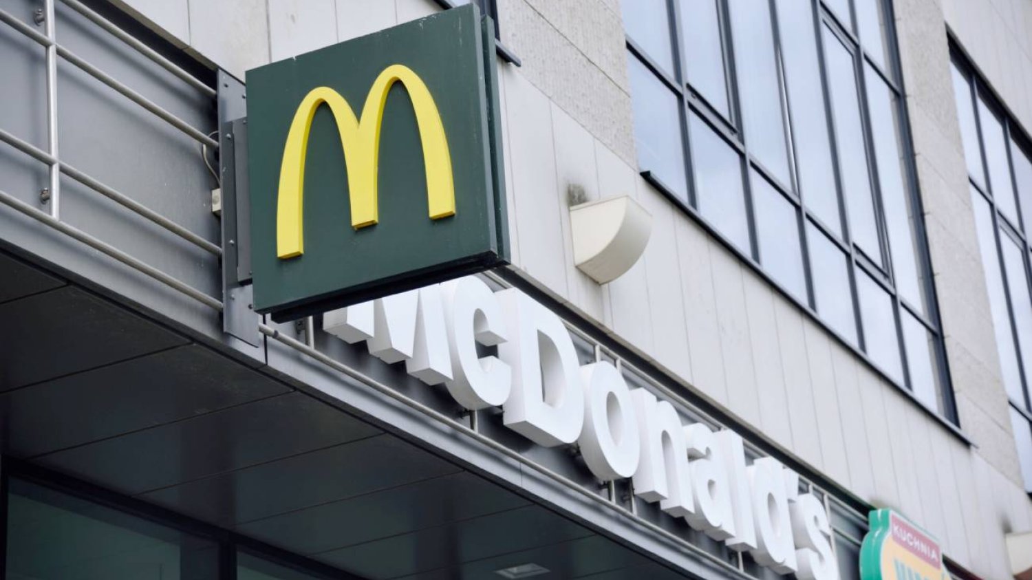 Logo restauracji McDonald's w nowoczesnym biurowcu