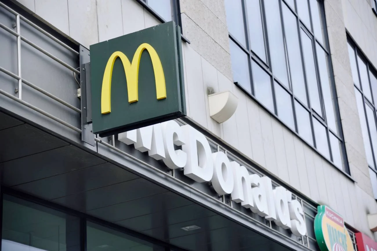 Logo restauracji McDonald's w nowoczesnym biurowcu