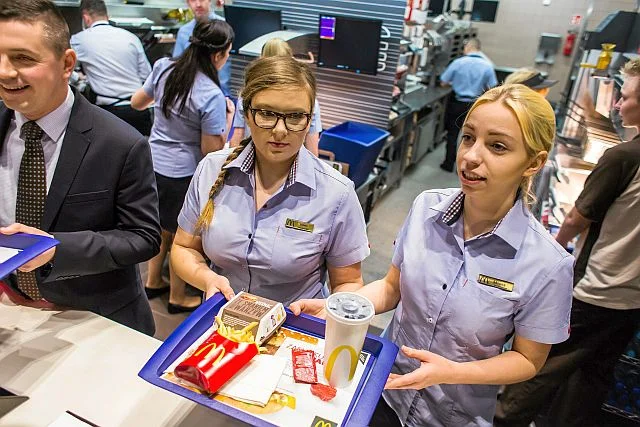 W Świdniku już przed otwarciem restauracji McDonald's czekały tłumy chętnych