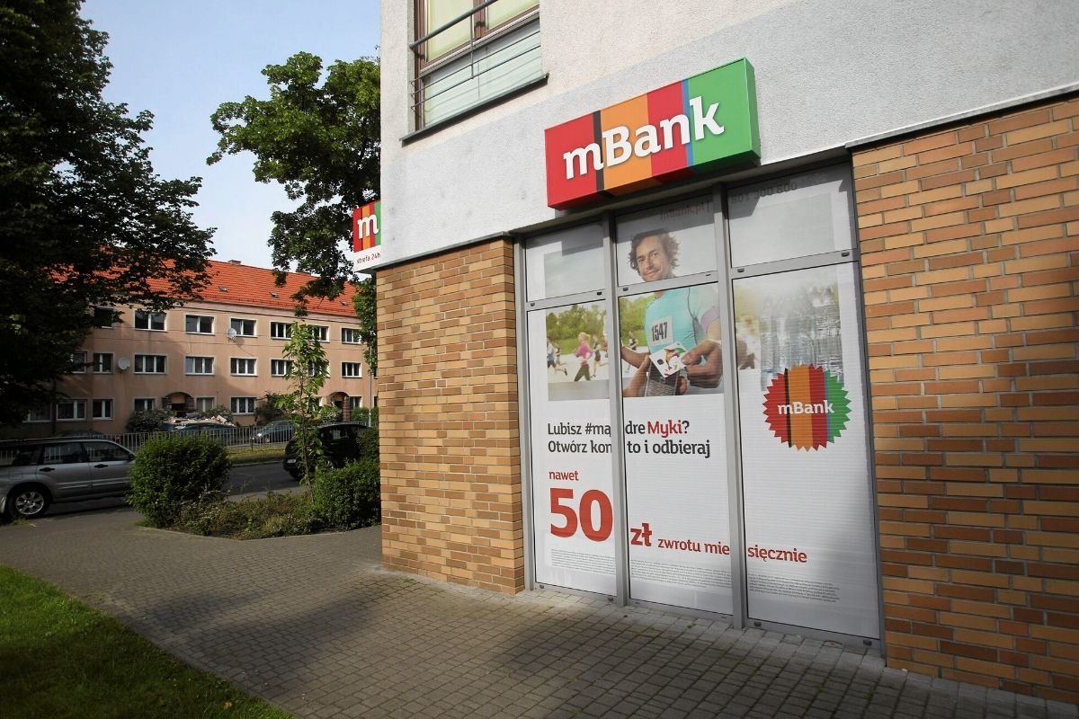 mBank ogłosił, że jeszcze dziś zaoferuje swoim klientom możliwość zawieszenia nawet na pół roku rat kapitałowych kredytów gotówkowych, hipotecznych czy firmowych.