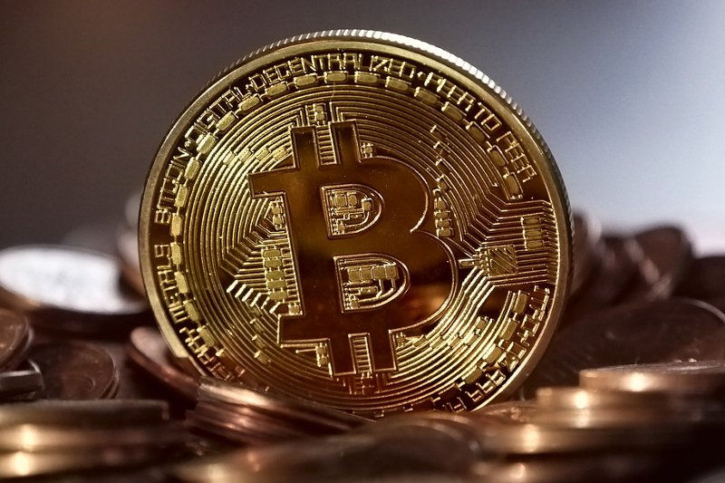 Bitcoin, pierwsza zdecentralizowana waluta na świecie, to najpopularniejszy obecnie wirtualny środek płatniczy. W grudniu na polskim rynku zadebiutowała EXMO, giełda oferująca możliwość handlu tą i innymi podobnymi kryptowalutami