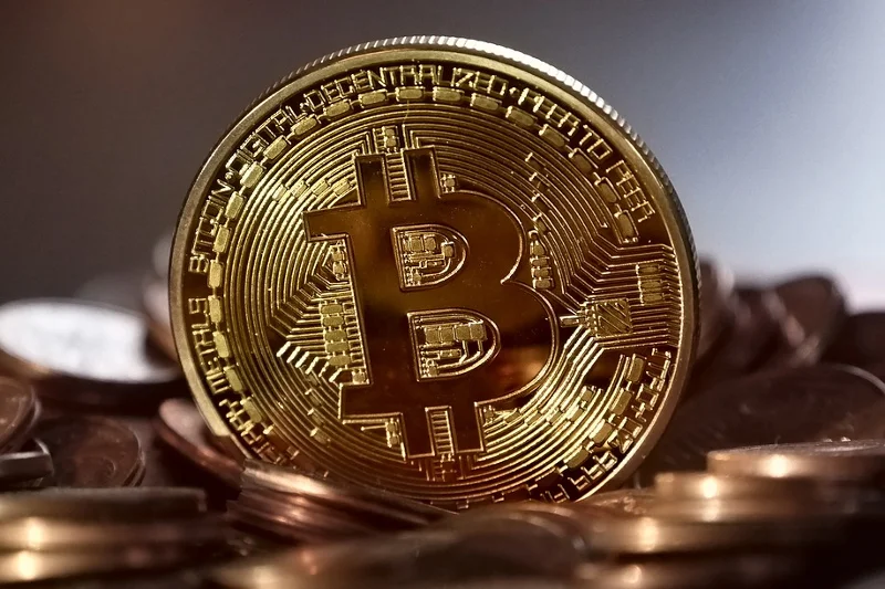 Bitcoin, pierwsza zdecentralizowana waluta na świecie, to najpopularniejszy obecnie wirtualny środek płatniczy. W grudniu na polskim rynku zadebiutowała EXMO, giełda oferująca możliwość handlu tą i innymi podobnymi kryptowalutami