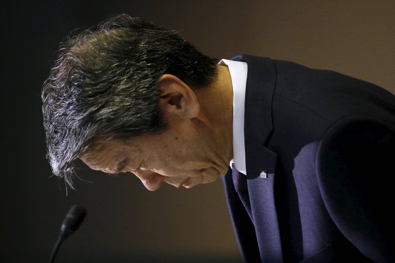 Prezes Toshiby Hisao Tanaka w trakcie konferencji prasowej, na której ogłosił podanie się do dymisji.