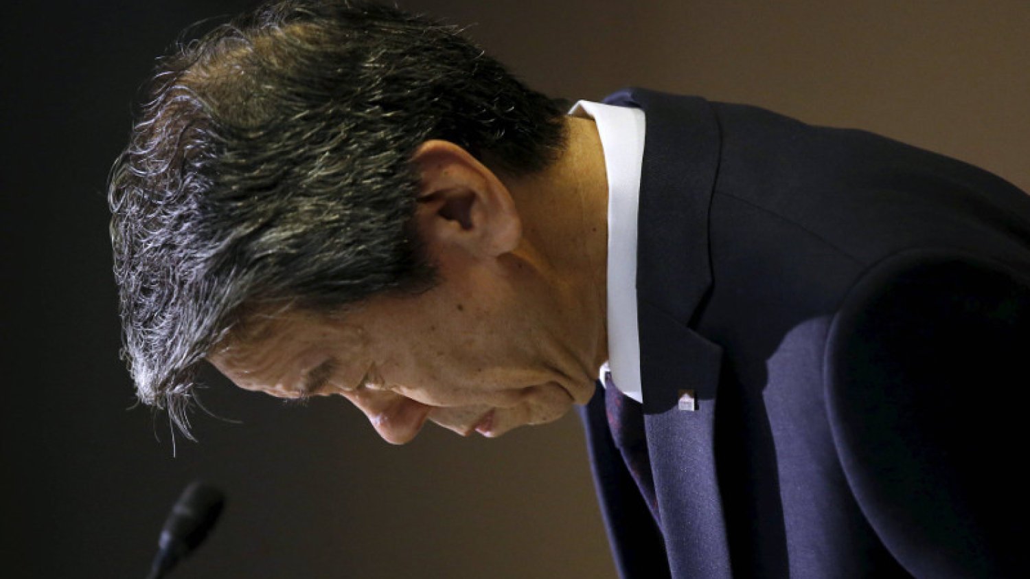Prezes Toshiby Hisao Tanaka w trakcie konferencji prasowej, na której ogłosił podanie się do dymisji.