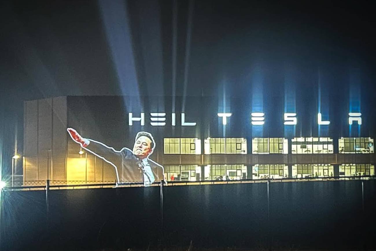 "Heil Tesla" na ścianie niemieckiej fabryki.