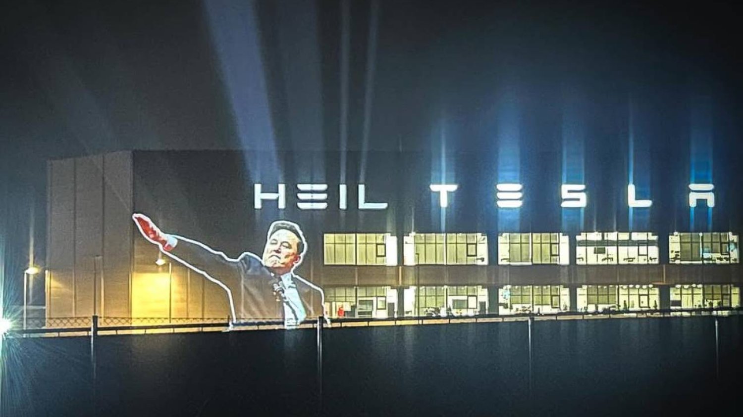 "Heil Tesla" na ścianie niemieckiej fabryki.