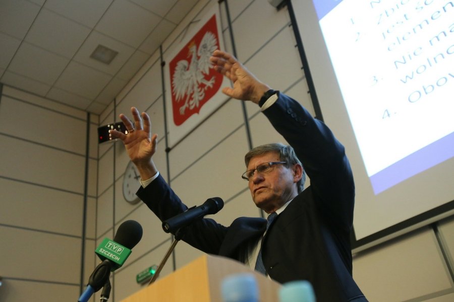 Leszek Balcerowicz, architekt "terapii szokowej", część krytyki może zawdzięczać niechęci do dyskusji z ekonomistami o innych poglądach.