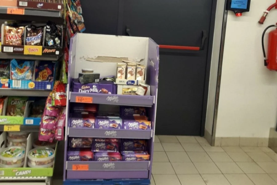 Jeden z użytkowników portalu Wykop.pl zdokumentował kolejny przypadek blokowania drogi ewakuacyjnej w sklepie Biedronka, w dn. 14 sierpnia.