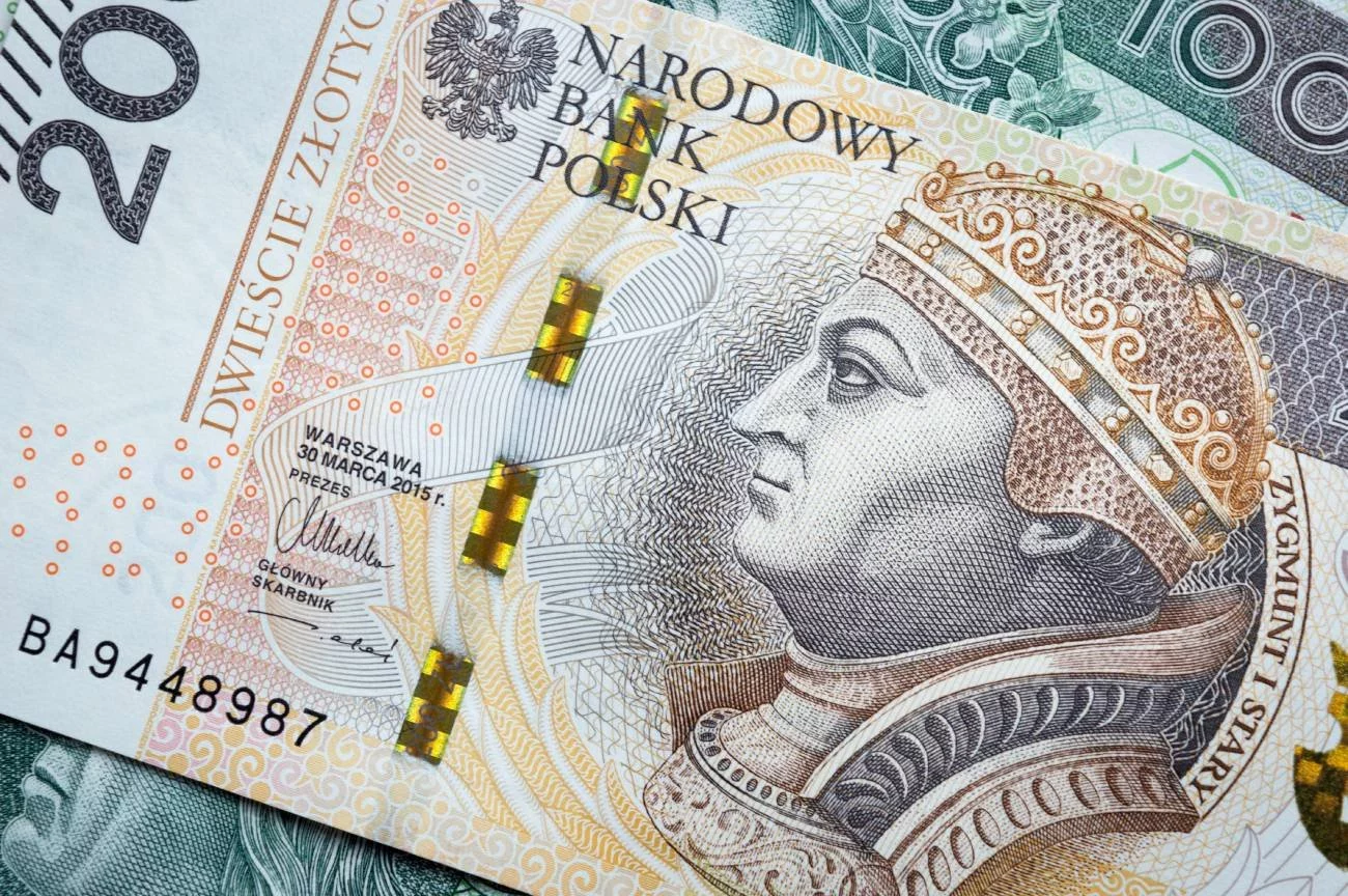 Złoty wciąż traci w porównaniu do pozostałych głównych walut