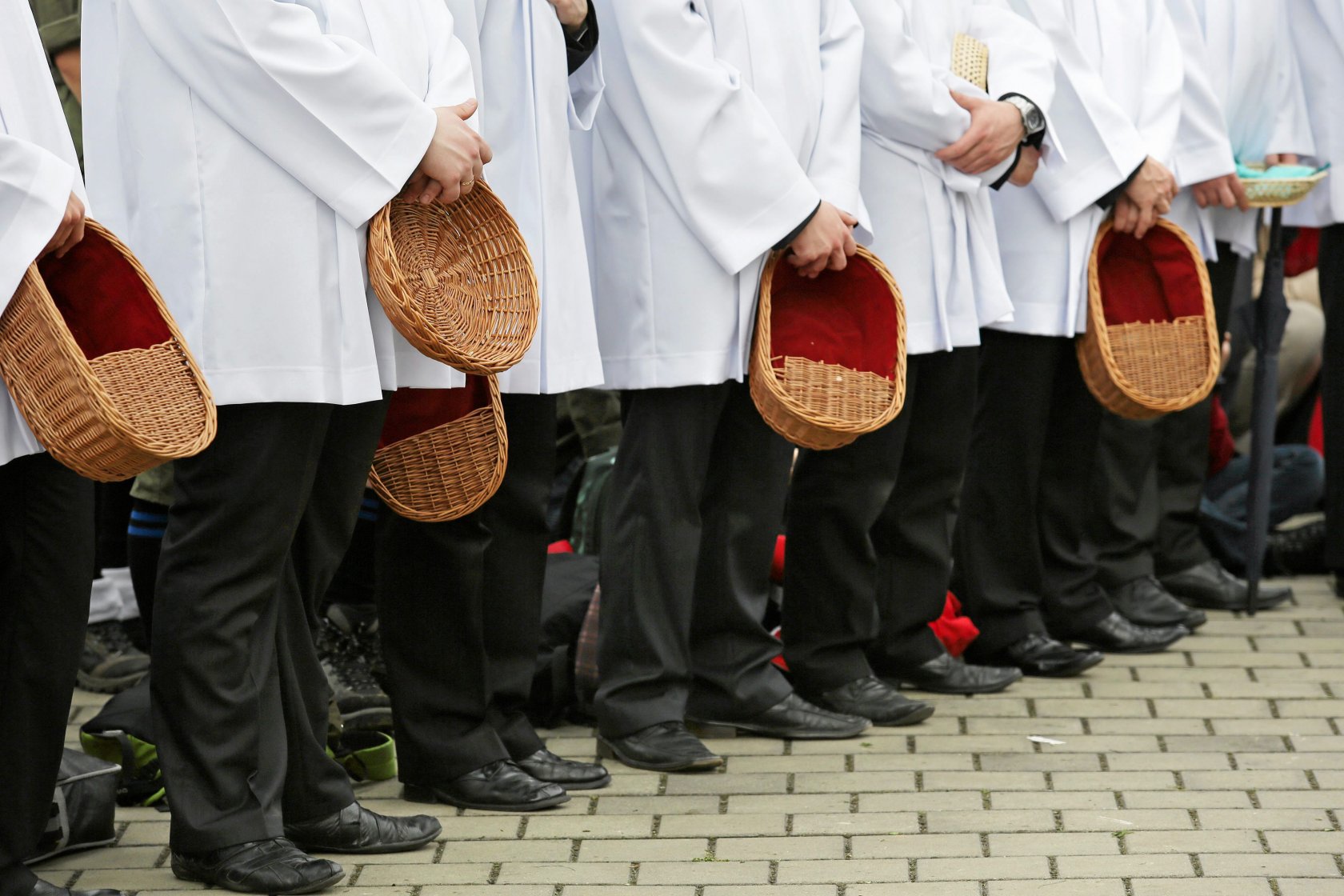 Taki widok się dezaktualizuje. Tace zastąpią terminale płatnicze. Kolejna parafia w Polsce wprowadza płatności kartą