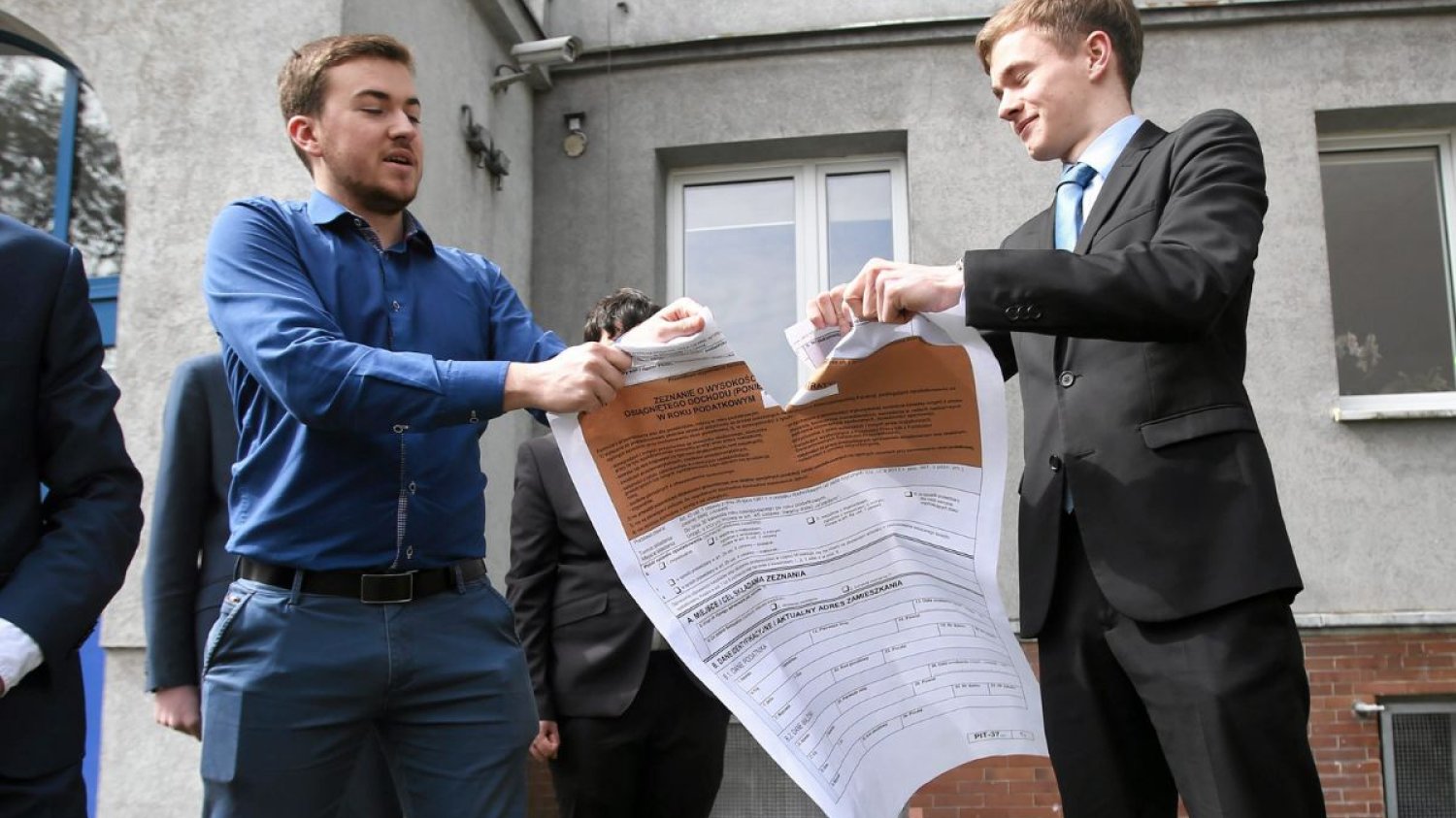 Na zerowym podatku PIT młodzi zyskają tylko 8 proc. To dlatego, że nie zwalnia on  ze składek na ubezpieczenie zdrowotne.