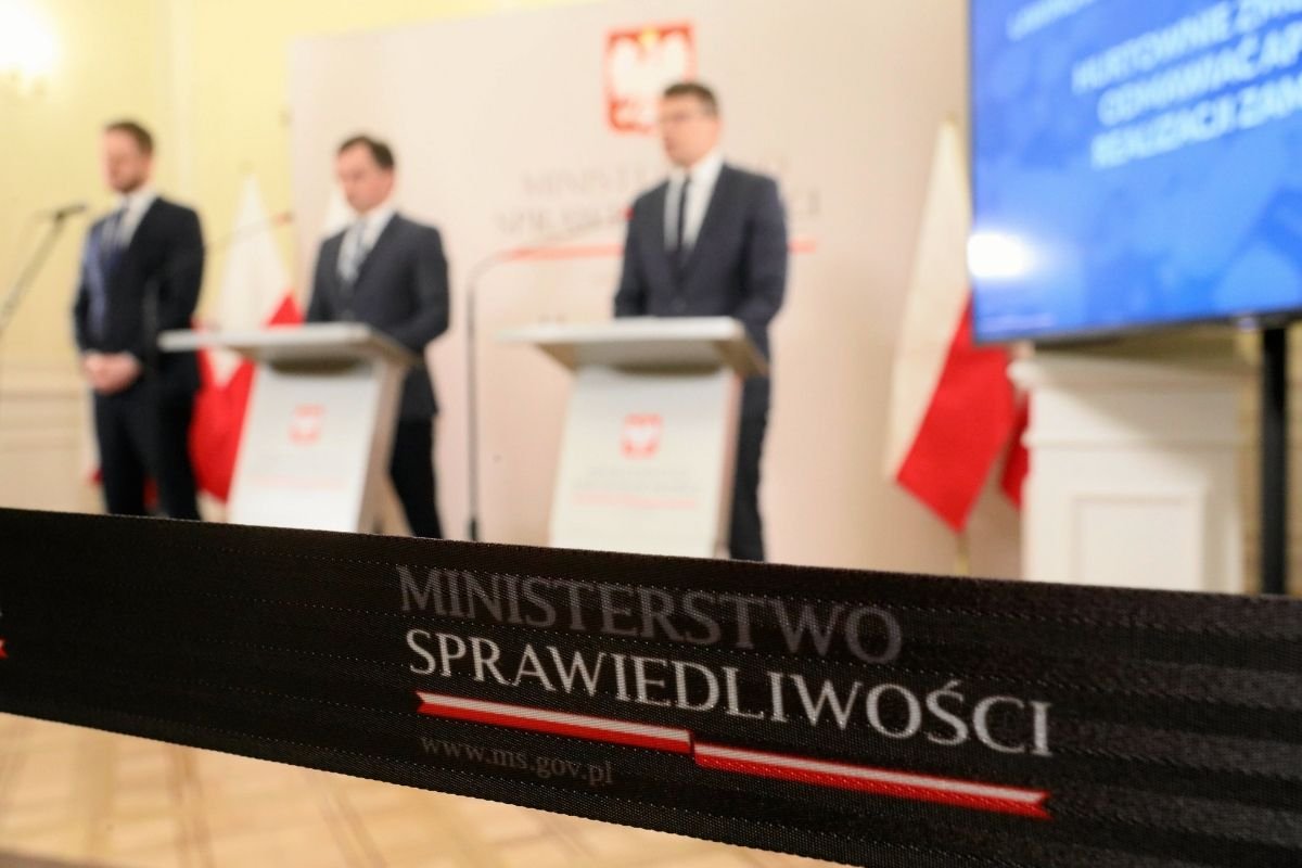 Czy i jak kierowane przez Zbigniewa Ziobrę Ministerstwo Sprawiedliwości płaciło trollom byłego już wiceministra Piebiaka?