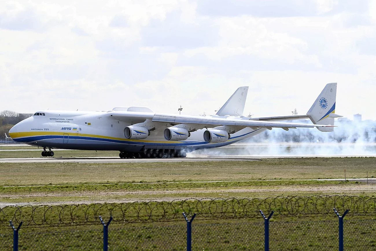 Lądujący An-225 Mrija