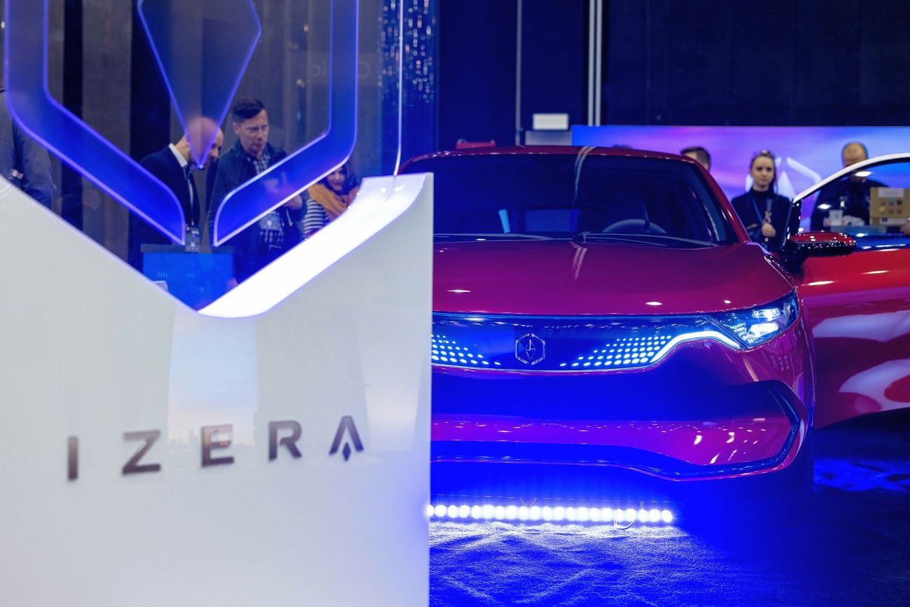 Platformę do budowy Izery ma dostarczać chiński koncern Geely, który właśnie trafił na ukraińską czarną listę sponsorów wojny.