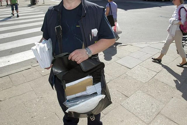 Polscy listonosze alarmują o coraz cięższych warunkach swojej pracy – szczególnie podczas upałów.