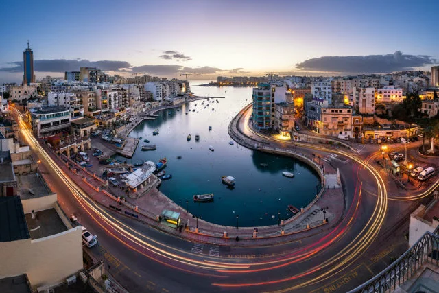 Malta, widok na Saint Julien i Spinola at Dawn