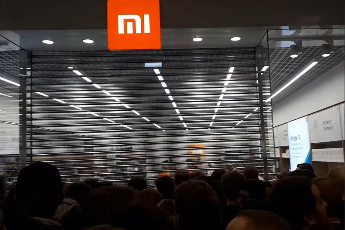 Pracownicy salonu Mi Store nie podołali tłumowi, zgromadzonemu pod sklepem w oczekiwaniu na promocje. Obiecują poprawę i nową promocję, tym razem w internecie.