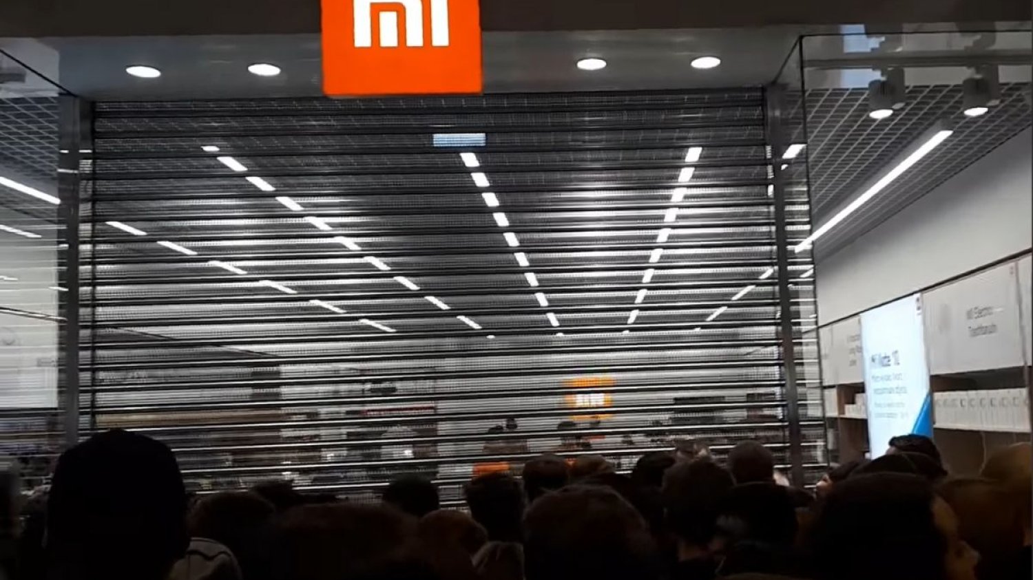 Pracownicy salonu Mi Store nie podołali tłumowi, zgromadzonemu pod sklepem w oczekiwaniu na promocje. Obiecują poprawę i nową promocję, tym razem w internecie.