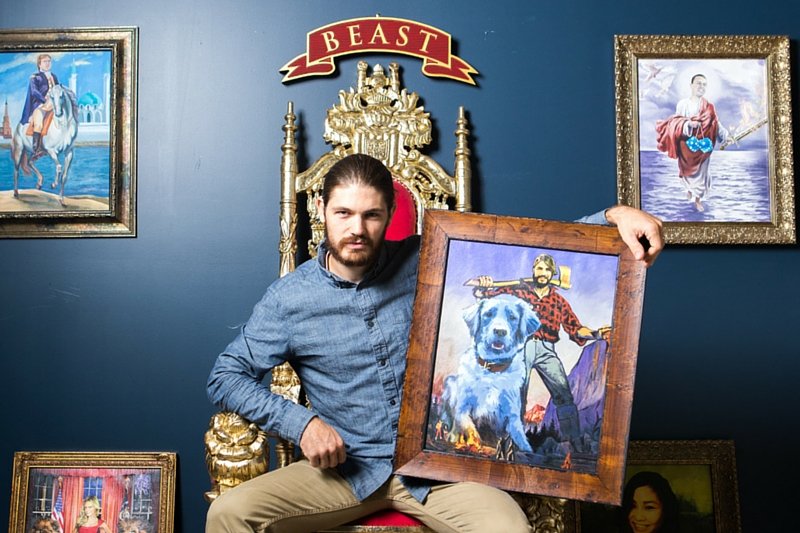 Jake ze swoim portretem. Na ścianie portrety innych pracowników.