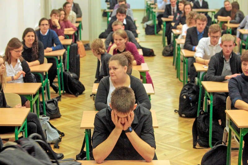 Uczniowie: „Wieczorem łatwiej się nam skupić”. Uniwersytet Śląski zorganizuje nocne powtórki do matury.