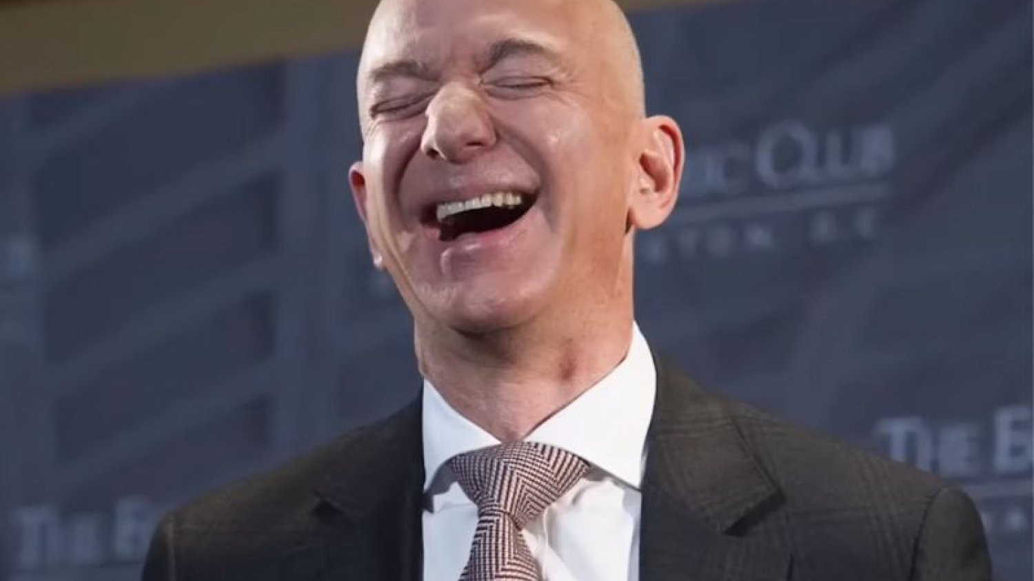 Jeff Bezos się śmieje.