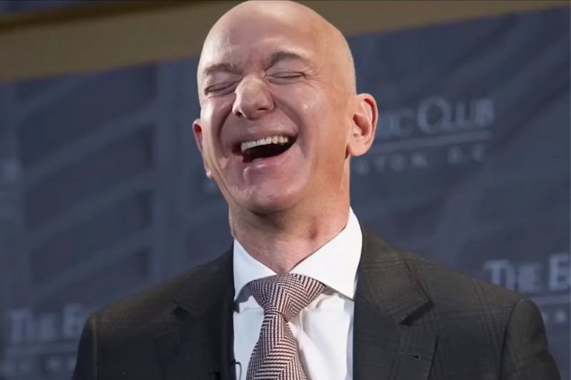 Jeff Bezos się śmieje.