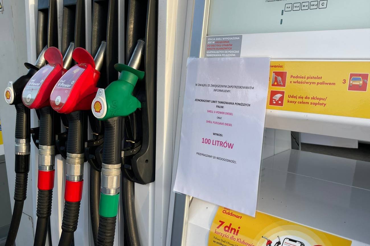 Dystrybutor Shell z ostrzeżeniem.