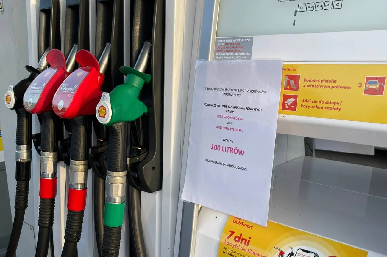Dystrybutor Shell z ostrzeżeniem.