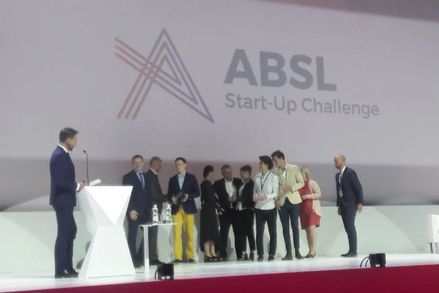 Zwycięzcy na scenie podczas ABSL Start-Up Challenge.