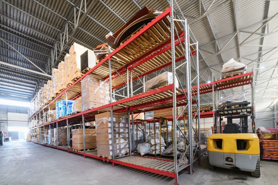 Urzędnicy i biznes toczą spór, czy centra dystrybucji to również miejsca objęte zakazem handlu w niedzielę.