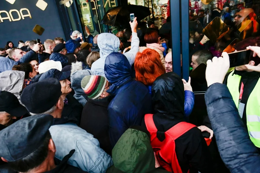 Sprzedaż ubrań w tradycyjnych sklepach ratują przede wszystkim galerie handlowe.